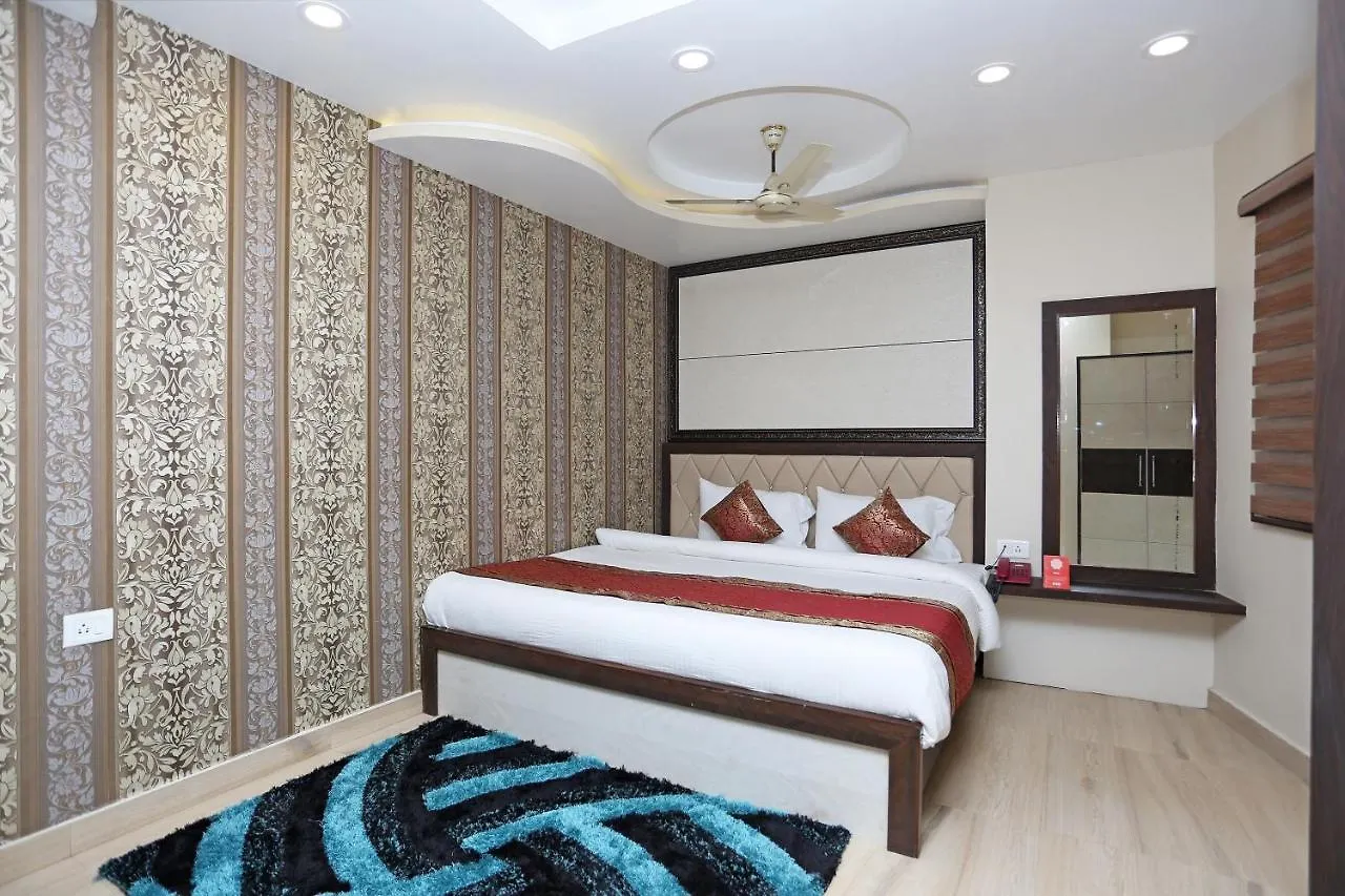 Oyo 10338 Hotel Aadesh Palace Varanasi 3*,